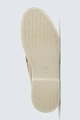 Mocasín casual de hombre color azul marino, fabricado en piel con acabado serraje, corte liso con detalle de bordón, horma redonda y suela a contraste color beige.