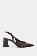 Zapato destalonado de tacón ancho, con tira trasera ajustable mediante hebilla metálica y diseño de punta fina.