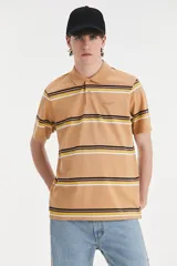 Polo de manga corta Levi's con diseño de rayas horizontales en tonos marrón, amarillo y blanco. Presenta cuello clásico, cierre frontal con dos botones y logo de la marca bordado en el pecho.