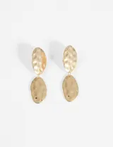 Caravanas colgantes de metal dorado con diseño de doble óvalo y textura martillada.