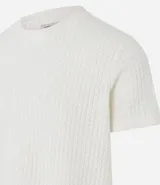 Remera de hombre color crudo, de punto calado con textura de encaje, cuello redondo y mangas cortas. Corte regular. Confeccionada en poliéster y algodón.