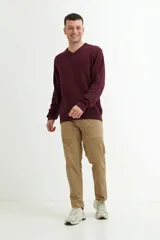 Sweater de punto con escote en V y mangas largas, de calce clásico y puños acanalados.