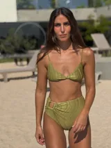 Bombacha de bikini tiro alto, modelo vedetina con hebilla decorativa de resina y forro.