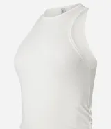 Musculosa negra de rib con escote halter y corte ajustado.