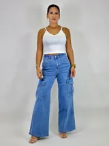 Pantalón jean celeste de tiro alto, corte wide leg y bolsillos cargo laterales.