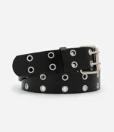 Cinturón negro de cuero sintético con doble fila de ojales metálicos plateados y hebilla cuadrada plateada. 