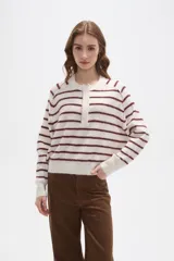 Sweater de punto con diseño de rayas horizontales, cuello redondo con tapeta de botones y mangas largas con puños ajustados.