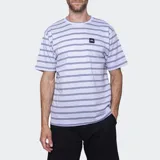 Remera de manga corta con cuello redondo, diseño a rayas horizontales en tonos beige y marrón oscuro, con parche de logo de la marca en el pecho.