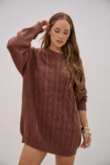 Sweater de punto color marrón chocolate, con diseño de trenzas y rombos en el frente, cuello redondo y mangas largas con puños acanalados.