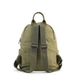 Mochila capitoneada color verde militar, confeccionada en nylon. Tiene apertura superior con cierre y tiradores metálicos, bolsillos internos, bolsillo frontal con cierre metálico, correa corta de mano y correas de galón regulables para colgar en la espalda.