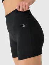Short deportivo de tiro alto, color negro, con ajuste ceñido al cuerpo y banda de silicona en el interior para mayor sujeción.