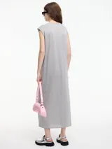 Vestido largo de tejido de punto color gris oscuro con textura metalizada, cuello escote en V y tajos laterales.