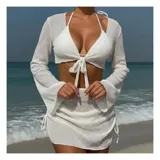 Conjunto de baño de cuatro piezas en color negro, confeccionado en tejido de malla transparente. Incluye un top de bikini triangular, una remera manga larga abierta con lazo frontal para anudar, y una pollera corta ajustable con cordones laterales.