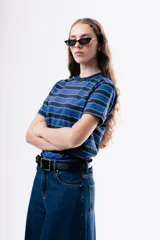 Camiseta de manga corta con cuello redondo, confeccionada en tejido de punto con diseño de rayas horizontales en tonos azules y amarillos.