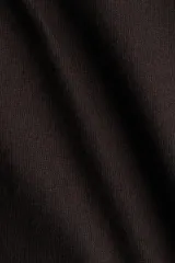 Remera entallada de manga larga con cuello redondo, confeccionada en punto de algodón.
