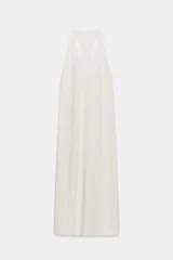 Vestido largo de algodón color blanco, con escote redondo, diseño sin mangas de corte nadador y bajo evasé.