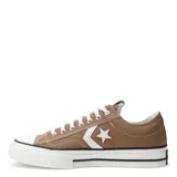 Championes Converse modelo Star Player 76 OX, color beige con detalles en blanco y negro. Presentan diseño de caña baja con el icónico logo de estrella y chevrón en el lateral, puntera de goma y suela de plataforma plana.