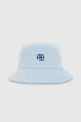 Gorro bucket de denim lavado color celeste, con logo bordado frontal en azul oscuro.