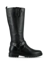 Bota de caña alta y suela track, confeccionada en cuero graneado, con plantilla super-soft y detalle biker con herraje alrededor del tobillo.