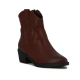 Bota tejana de caña baja color marrón oscuro, con taco cuadrado y sutiles costuras decorativas en el lateral.