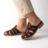 Sandalias planas de cuero marrón, confeccionadas en combinación de gamuza y detalles trenzados, con punta cuadrada y suela de goma.