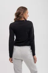 Remera negra de manga larga, cuello redondo y corte ajustado.