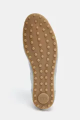 Zapato tipo blucher plano color celeste, con combinación de texturas y detalle de pespuntes.