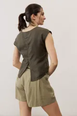 Remera marrón sin mangas, de corte recto y escote redondo.