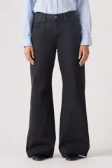 Jean de corte loose boot, tiro medio, color negro, con diseño de cinco bolsillos y cierre frontal con botón y cremallera.