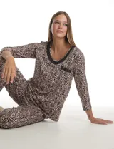 Conjunto de pijama compuesto por una remera de mangas largas con escote redondo y bolsillo frontal, y un pantalón largo con cintura elástica. Ambas piezas presentan un estampado floral y detalles de apliques de crochet en el cuello y el bolsillo.