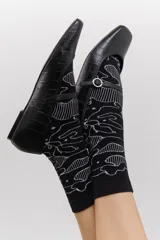 Ballerinas color borgoña con estampado croco, punta redondeada y tira sobre el empeine con hebilla metálica.