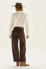 Jean marrón de tiro alto, corte barrel y pierna ancha. Confeccionado en tela con elasticidad.