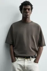 Camiseta boxy fit color verde militar con efecto lavado, confeccionada en tejido compacto de algodón con cuello redondo y manga corta.