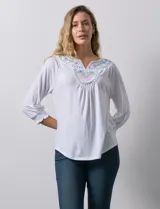 Blusa blanca de modal, marca Ruby Rd. Cuello a la base, escote en V bordado con flores. Manga ¾ amplia con puño fruncido.