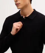 Suéter masculino de punto texturizado en color beige, con cuello polo, cierre frontal de tres botones, manga larga y terminaciones acanaladas en puños y ruedo.