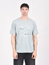 Remera celeste con cuello redondo, manga corta y estampa frontal vintage.