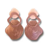 Par de aros colgantes con forma irregular, compuestos por tres piezas: una pieza superior color piel, una pieza central con forma de romboide color marrón y una pieza inferior con forma de gota color bronce.