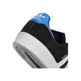 Championes adidas Campus ADV de estilo urbano, confeccionados en gamuza negra con las icónicas tres tiras laterales en blanco. Presentan un detalle en color azul brillante en el talón, suela de goma blanca y el nombre del modelo en letras doradas sobre el lateral.