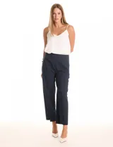 Pantalón de corte wide leg y largo cropped, confeccionado en tejido con micro-pespunte. Presenta cintura ancha estilo pull-on, bolsillos laterales discretos y dobladillo ancho en el ruedo.