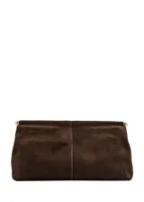 Bolso de mano tipo clutch confeccionado en piel bovina de textura suave, con cierre superior de cremallera.