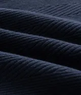 Remera de manga corta con corte slim, confeccionada en tejido de algodón y poliamida con textura acanalada en diagonal. Presenta cuello redondo y diseño ajustado al cuerpo.