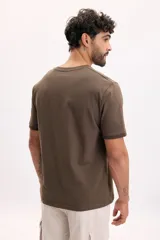 Remera marrón topo de manga corta, con cuello redondo y cartera frontal con tres botones.