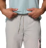 Pantalón cortavientos Columbia Challenger Windbreak Omni-Shield en color gris con paneles laterales en verde oliva y marrón, con dobladillo ajustable mediante cordón elástico.