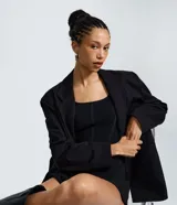 Body negro con diseño seamless (sin costuras), escote cuadrado, tirantes anchos y corte ajustado al cuerpo.