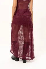 Pollera larga de encaje color bordó, con diseño transparente y volado en el ruedo.