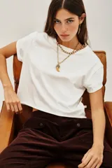 Remera de algodón blanca, de corte crop y diseño holgado con mangas cortas con dobladillo.