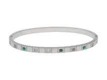 Pulsera rígida tipo brazalete de acero plateado con circonias de colores engarzadas en forma cuadrada.