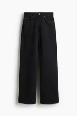 Jean de tiro alto y pierna ancha color negro, confeccionado en denim de algodón con diseño clásico de cinco bolsillos.
