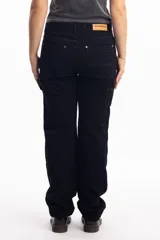 Pantalón de jean azul oscuro de corte recto, con refuerzos en las rodillas y bolsillos laterales. Diseño de estilo cargo con frente reforzado.