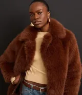 Blusa de mangas largas color verde esmeralda, confeccionada en tejido de punto con viscosa sostenible, cuello redondo y rib en puños y bajo.